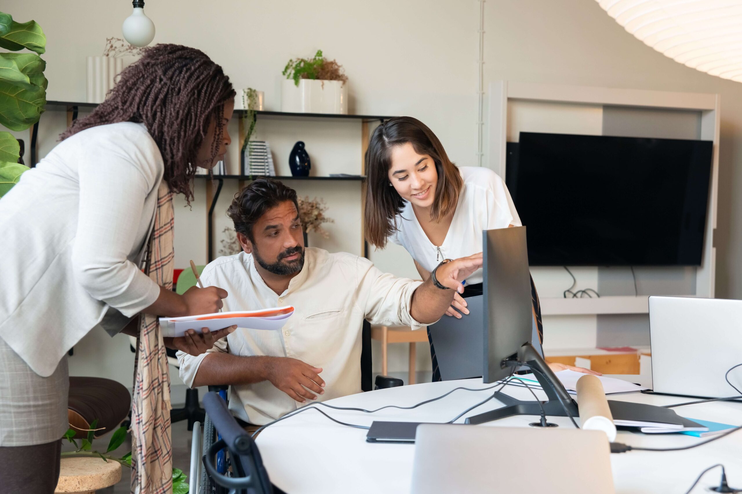 digital business agency worker use screen in office