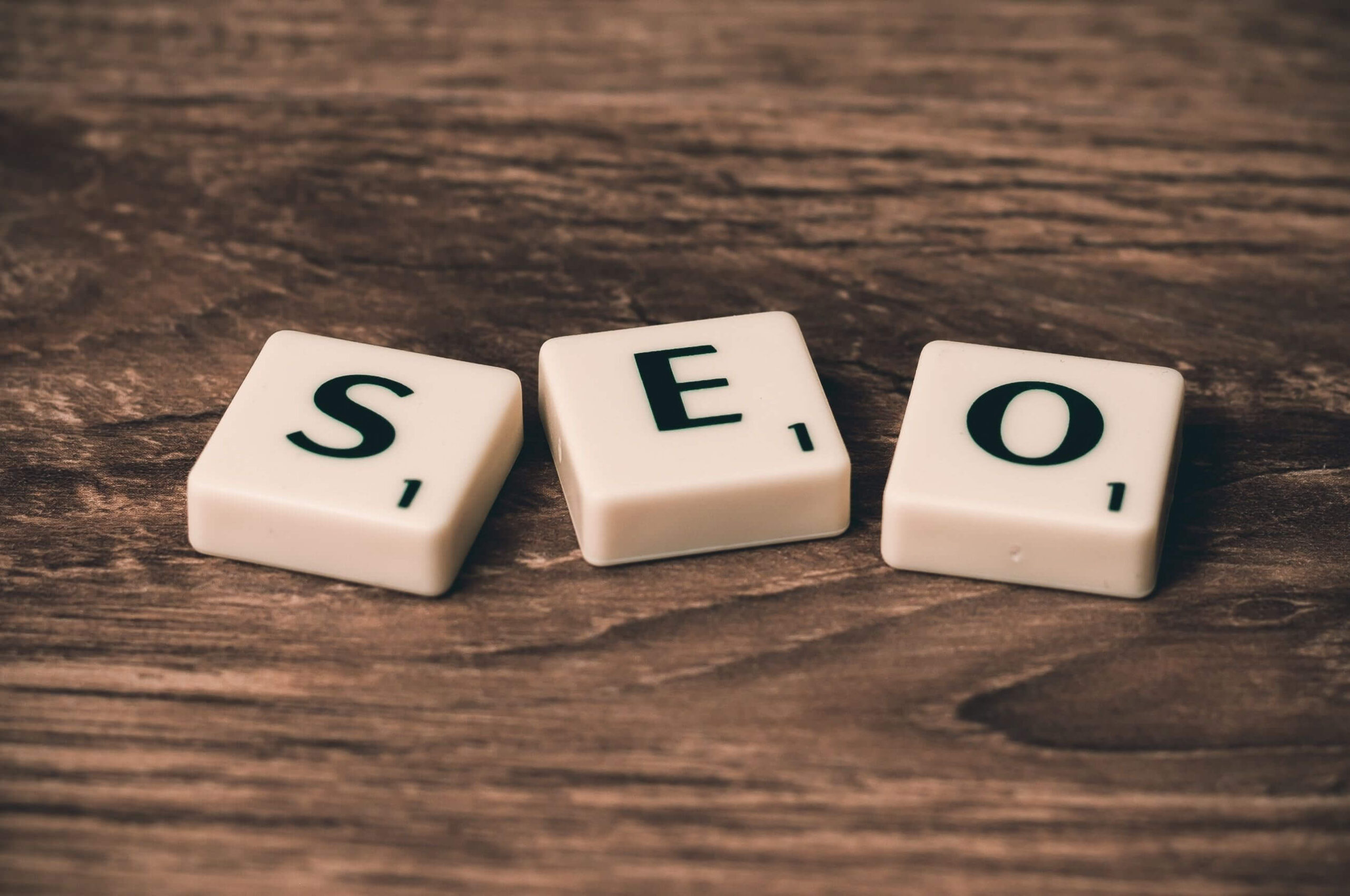 the word SEO written on block